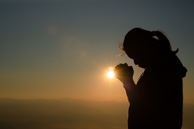 Cómo realizar la oración para recibir protección en la luz divina