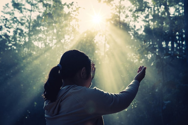 Descubre cómo Dios puede iluminar tu vida y conectarte con la luz divina.