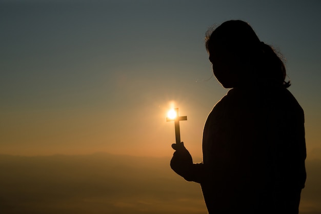 adolescente sosteniendo cruz oracion concepto paz esperanza suenos 1150 7208
