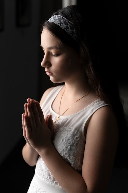 Cómo rezar la Oración a la Virgen de la Angustia para encontrar consuelo y fortaleza