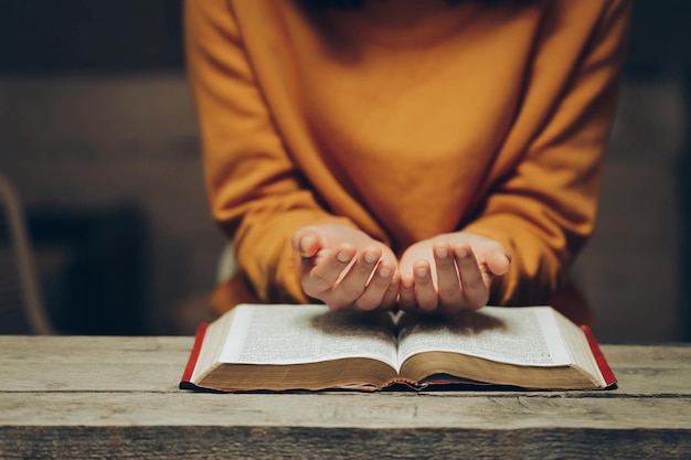 Conoce ejemplos prácticos de cómo la oración antes de estudiar puede ayudarte a concentrarte y retener información