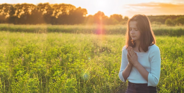 Concluye tu búsqueda de tranquilidad al utilizar la oración como guía para encontrar protección en tu vida