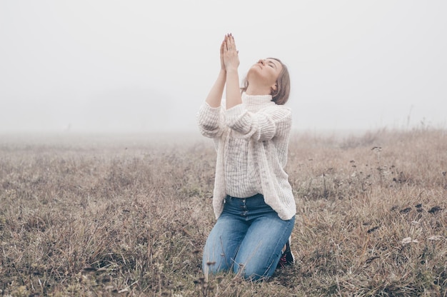 Recupera la armonía perdida a través de la oración, encontrando serenidad y conexión espiritual en tu vida diaria