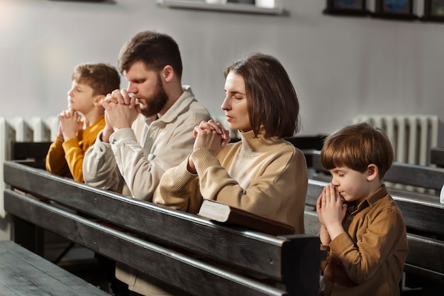 Aprende cómo rezar la oración a San José paso a paso para obtener su intercesión