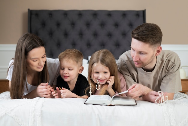 Ejemplos prácticos de cómo implementar la oración en la vida familiar