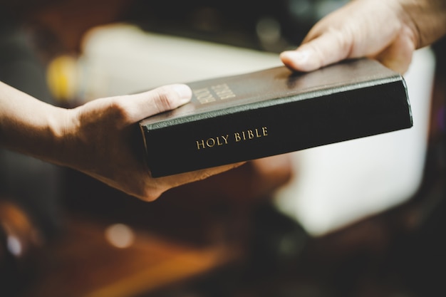 Introducción: Descubre la importancia de la interpretación de la Biblia en relación a Dios.