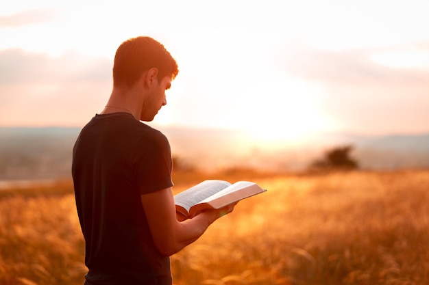 Aprende a aplicar las enseñanzas bíblicas en tu vida diaria para crecer espiritualmente.