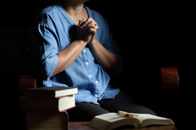 La importancia de la oración de la noche: cómo conectarte con lo divino antes de descansar