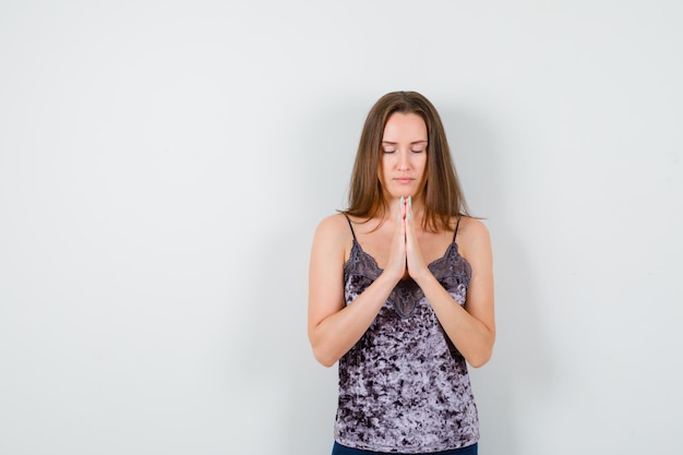 Aprende cómo incorporar la oración en tu celebración para fortalecer tu conexión espiritual