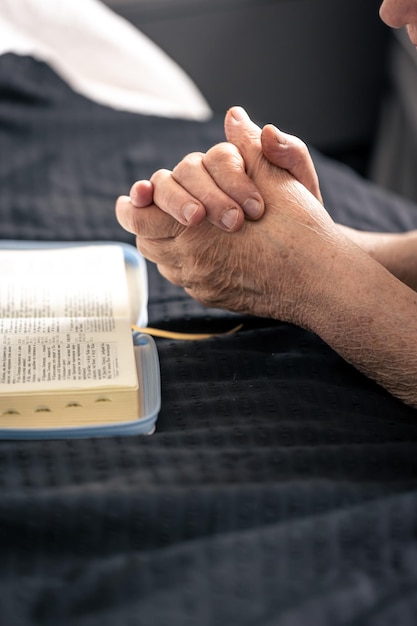 Resolviendo el tema: Pasos para realizar una oración efectiva por la salud de un anciano enfermo