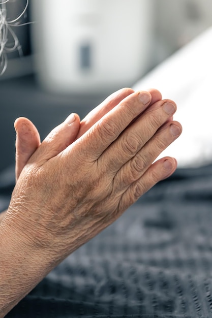 Ejemplos prácticos de cómo la oración puede influir positivamente en la salud de un anciano convaleciente