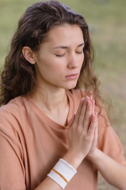 mujer cabello rizado medita parque yoga meditacion salud fisica mental 423170 2233