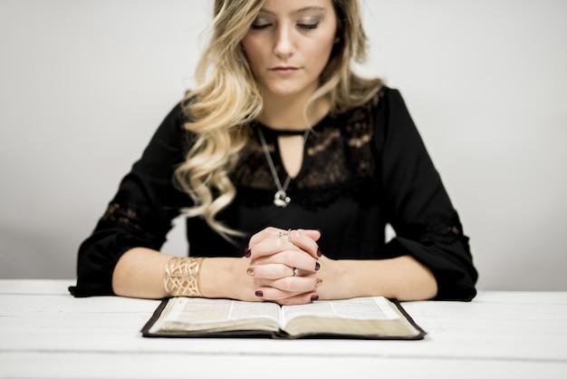 mujer rubia leyendo biblia rezando 181624 11589