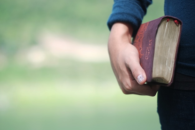 mujer sosteniendo libro biblia 47006 13