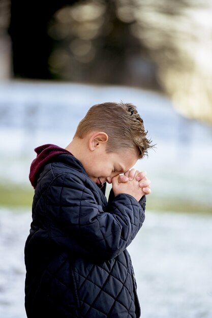La oración es un refugio seguro en la adversidad, confía en su poder
