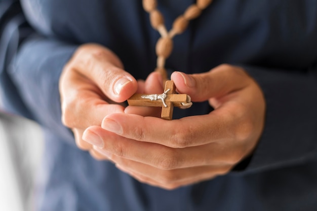 persona que sostiene rosario cruz 23 2148629984