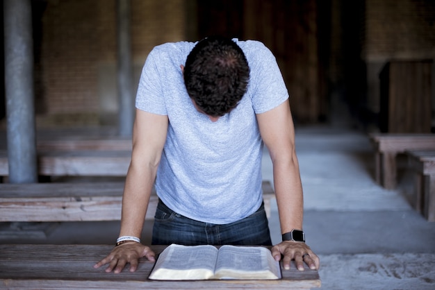 Cómo la oración puede ayudarte a encontrar esperanza en momentos difíciles