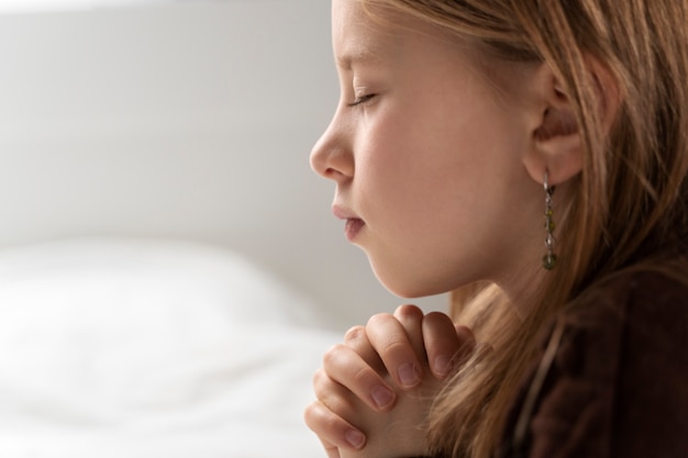 Pasos para realizar una oración antes de dormir: cómo hacerlo de manera efectiva