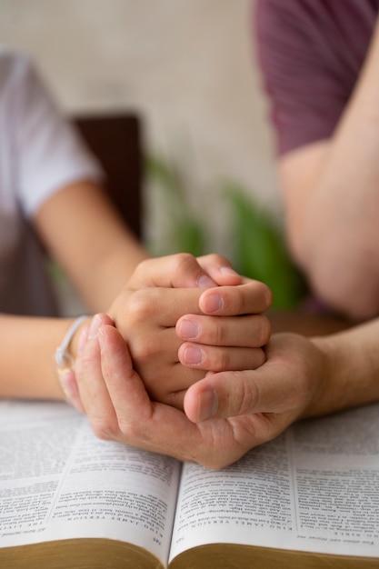 La importancia de la oración en momentos difíciles: Cómo la fe puede brindar consuelo y esperanza en situaciones de enfermedad