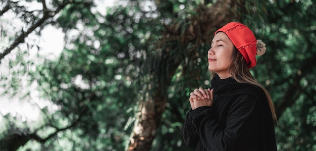 retrato joven asiatica vestida invierno rezando manana bosque cristianismo fe esperanza concepto amor 1150 61319