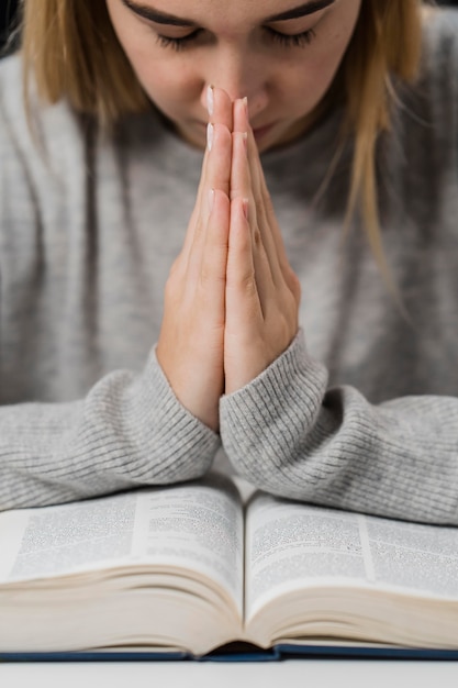 Cómo encontrar paz interior a través de la oración